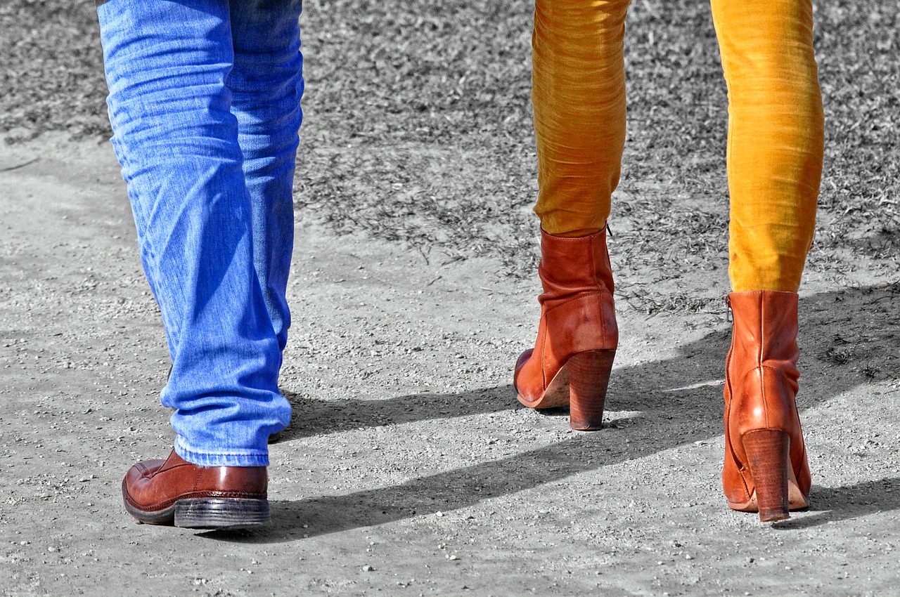 Welurowe dresy zastępujące eleganckie spodnie